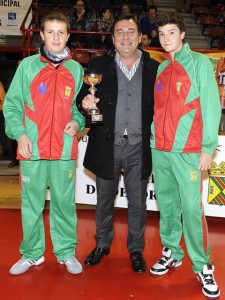 Gervasio Pinta entrega el premio a los vencedores de la categoria infantil