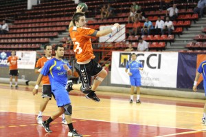 Jon Alzaga lanza a portería